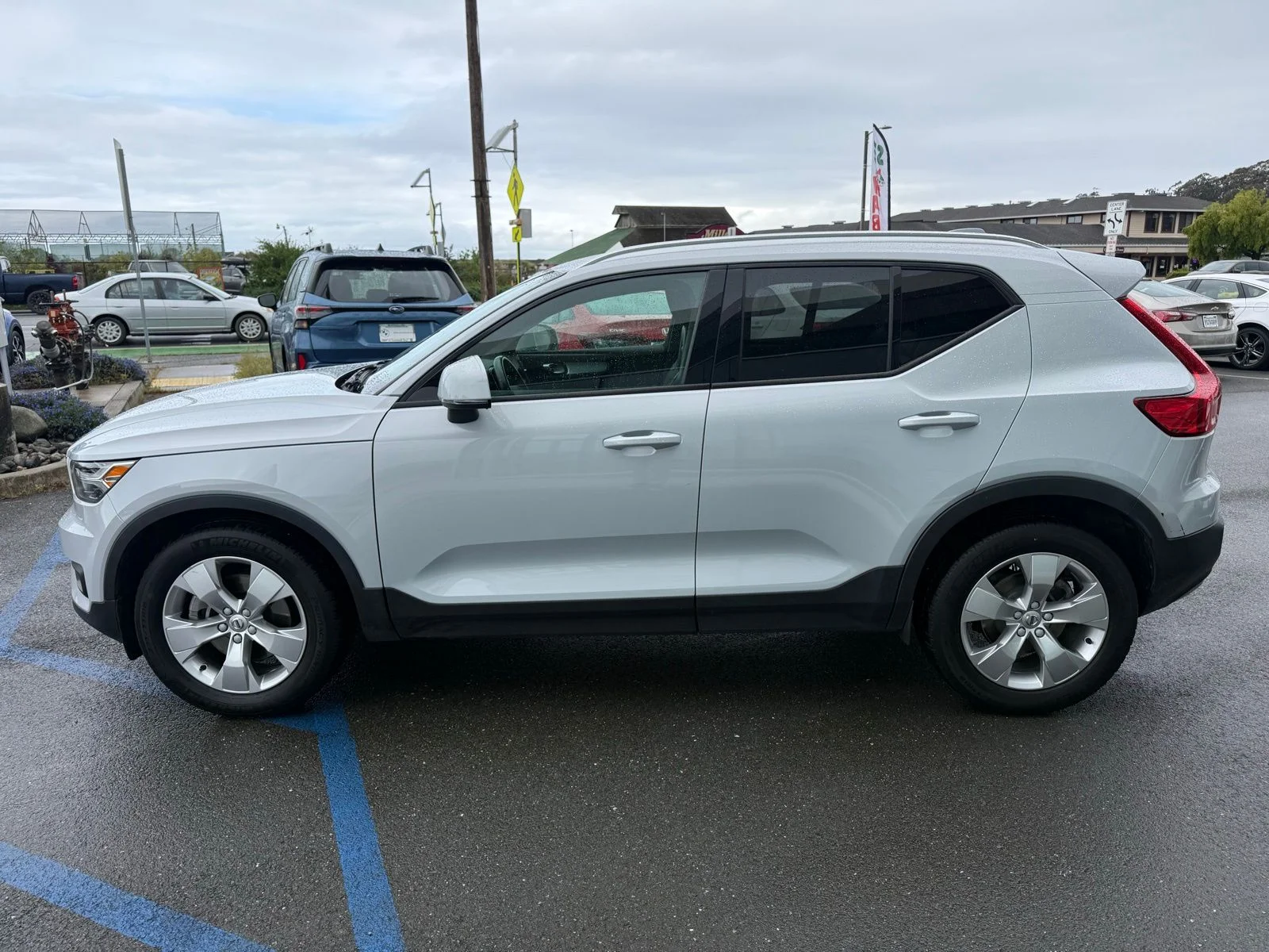Used 2021  Volvo Momentum image 3
