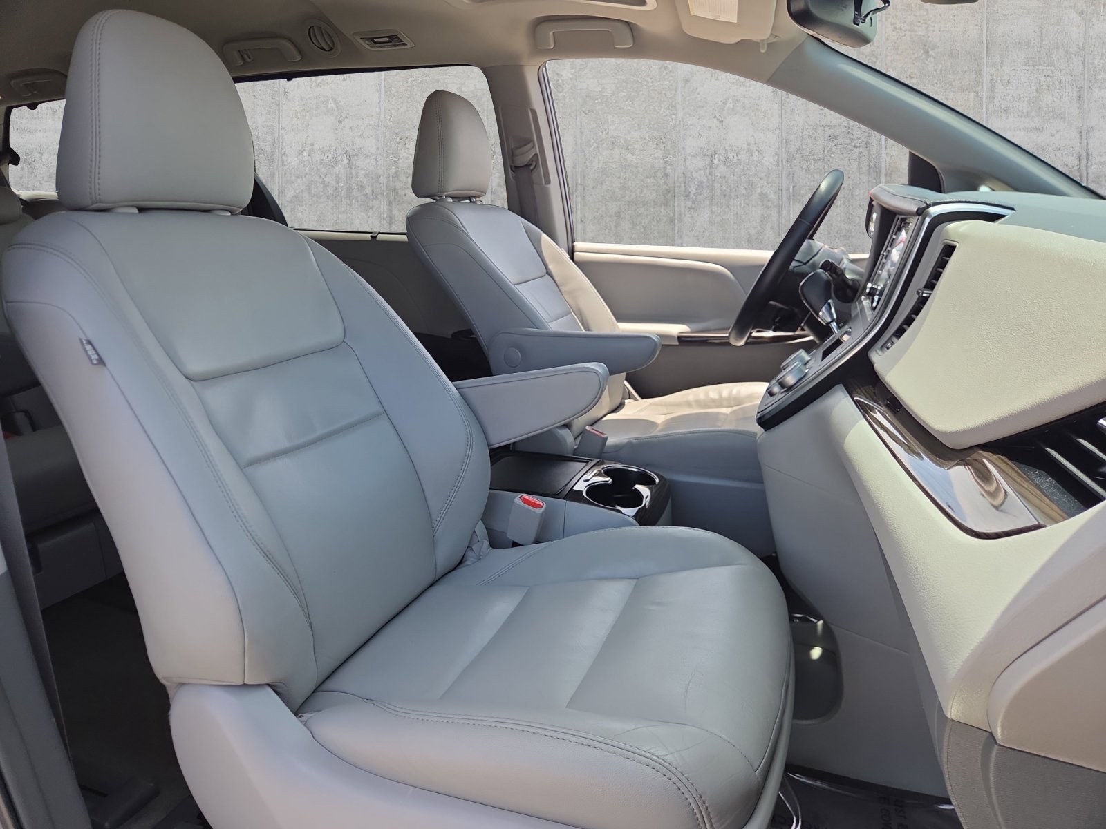 2018 Toyota Sienna XLE - Photo 15