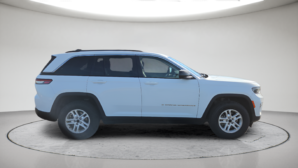 Used 2023 White Jeep Laredo image 18