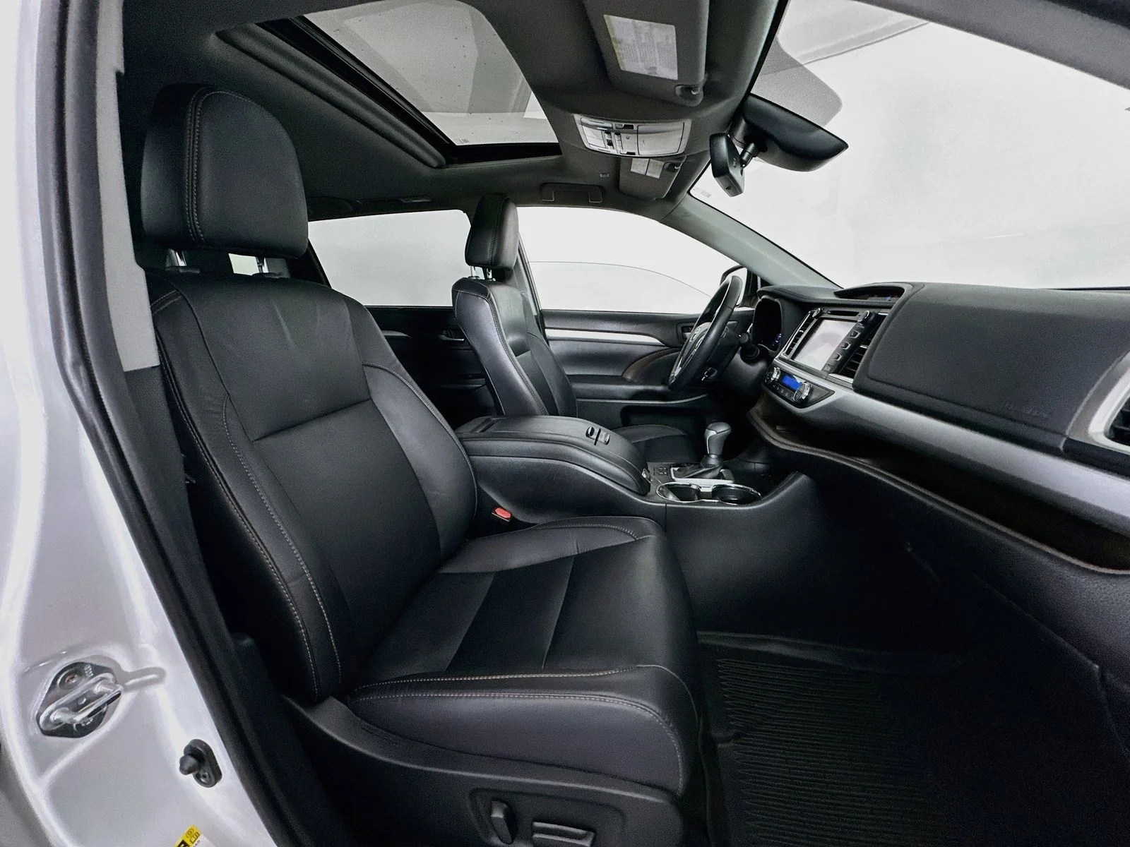 Used 2019 White Toyota XLE image 29