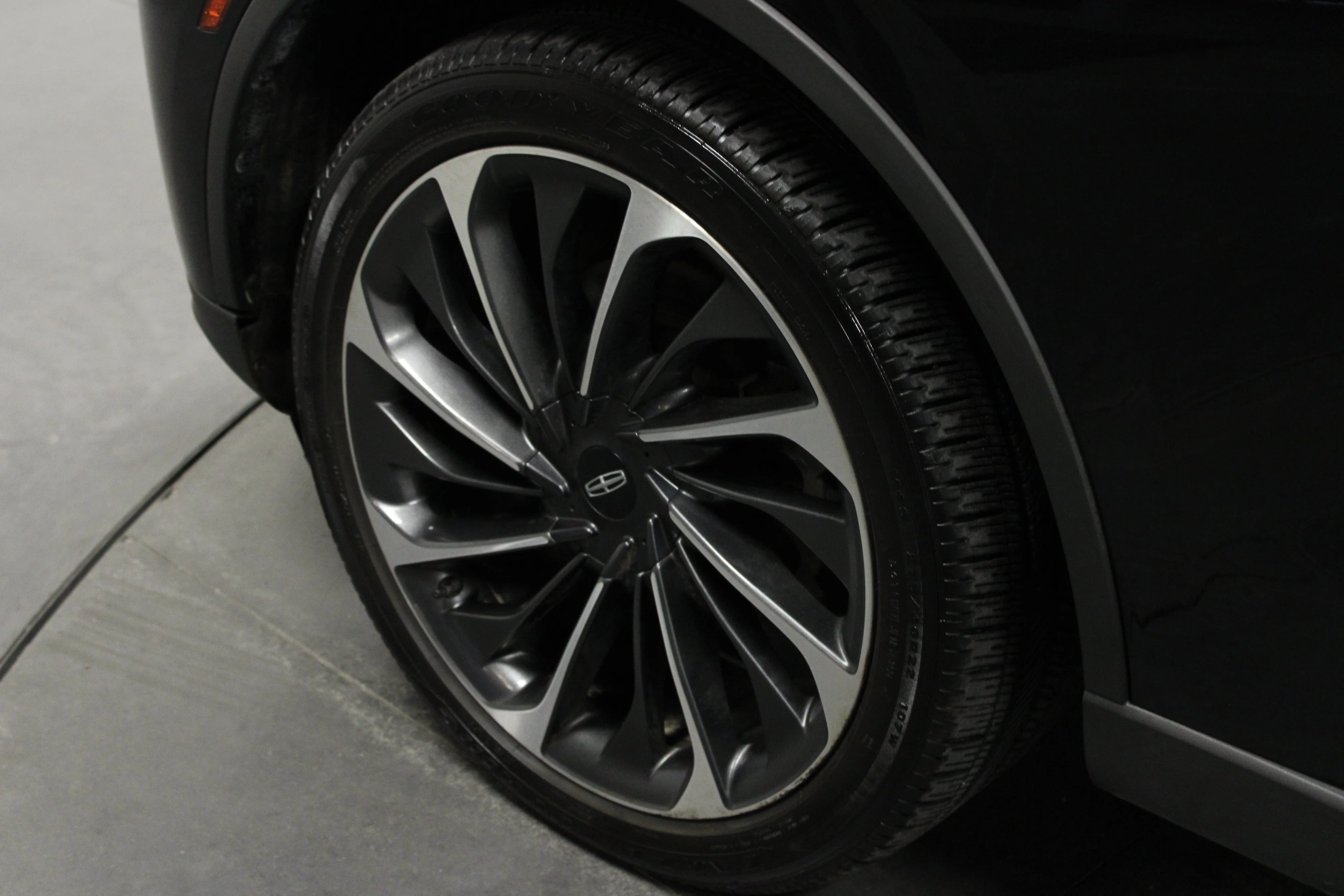 Used 2025 Infinite Black Metallic Clearcoat Lincoln Reserve image 10