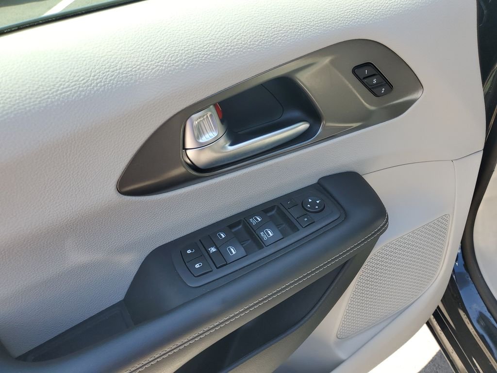 Used 2022 Black Chrysler Touring L image 13