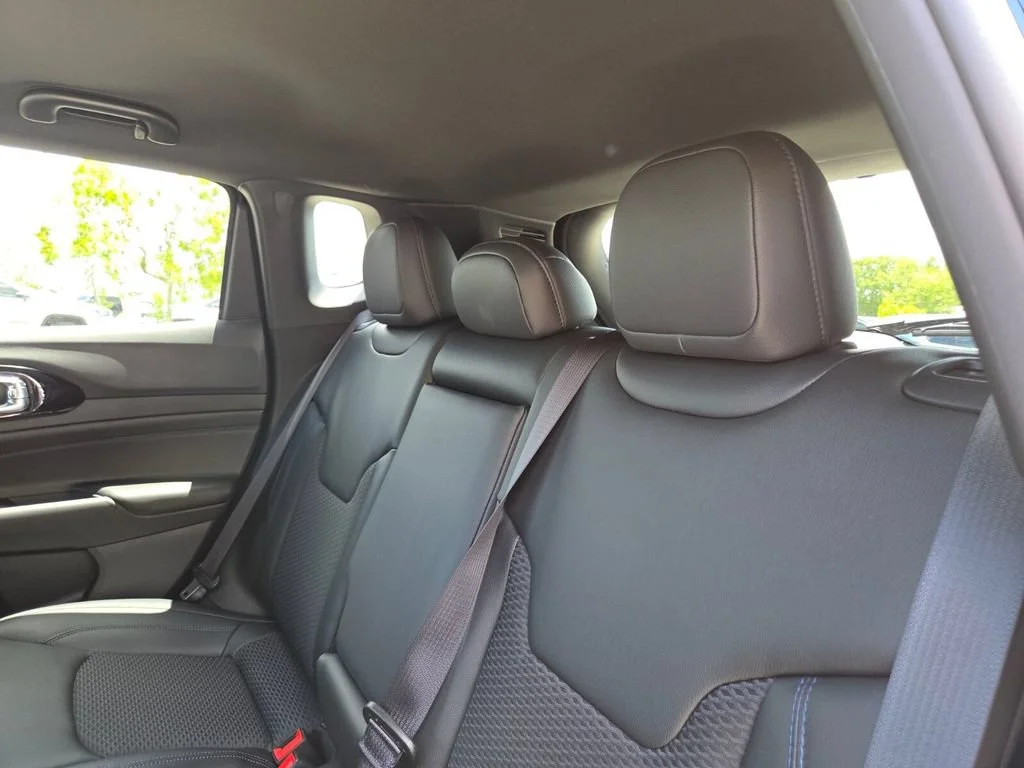 New 2026 Diamond Black Crystal Pearl-Coat Exterior Paint Jeep Latitude Altitude image 20