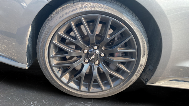 Used 2022 Gray Metallic Ford GT Premium image 31