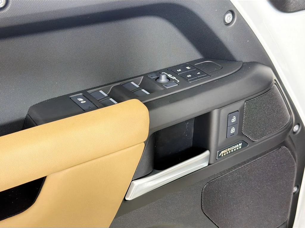 New 2026 Fuji White Land Rover X-Dynamic SE image 18
