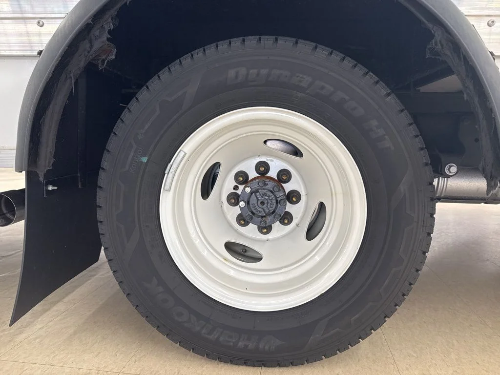 New 2025 Oxford White Ford E-350 SRW image 9