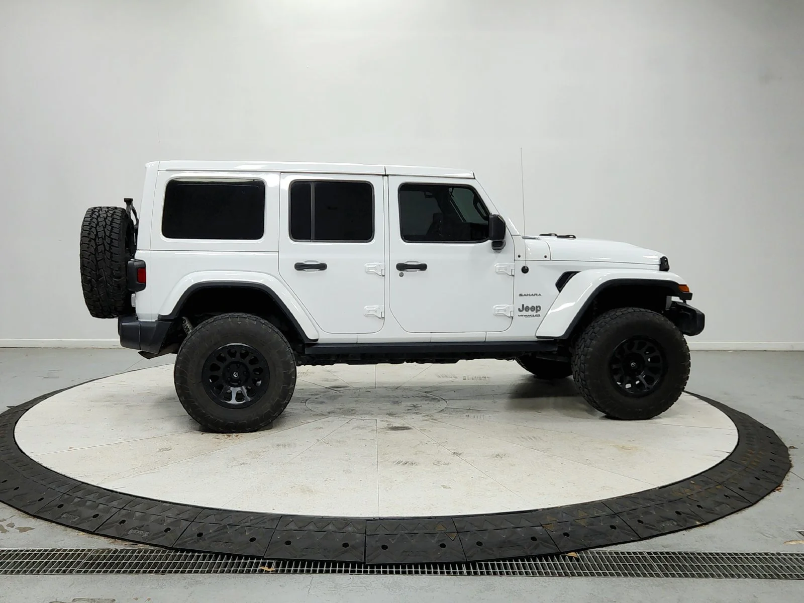 Used 2019 White Jeep Unlimited Sahara image 9