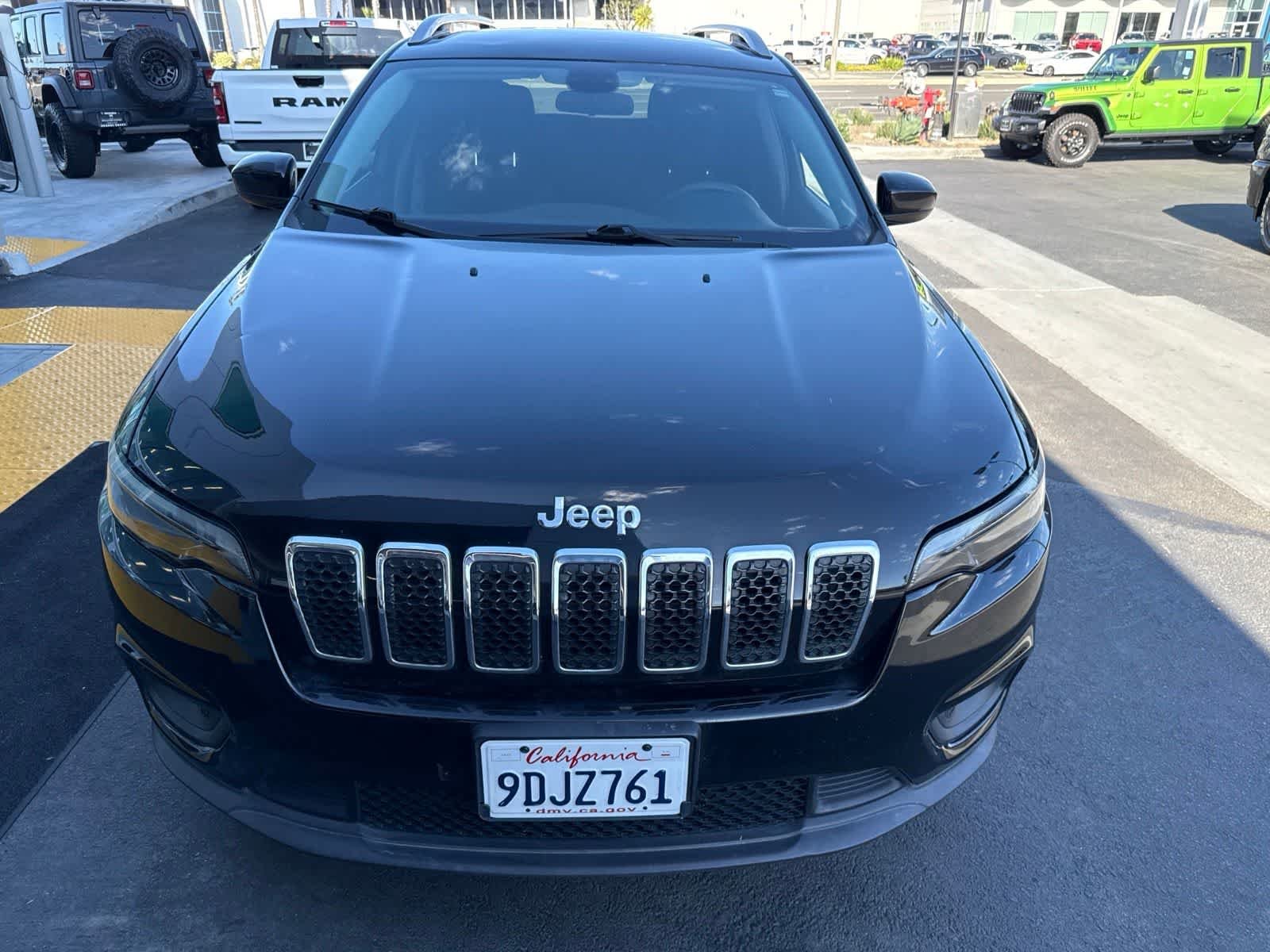 Used 2019 Diamond Black Crystal Pearlcoat Jeep Latitude image 4