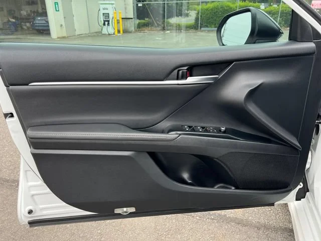Used 2019 Wind Chill Pearl/Midnight Black Metallic Toyota XSE V6 image 16