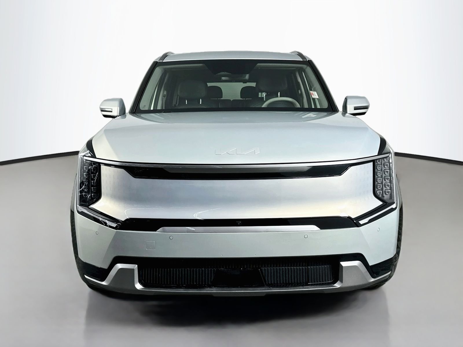 Used 2024 Ivory Silver Kia Land image 2