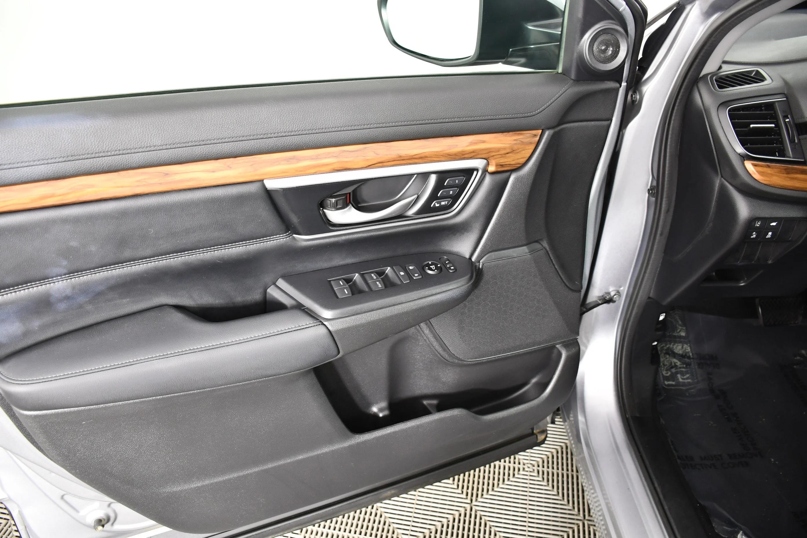 Used 2019 Lunar Silver Metallic Honda Touring image 37