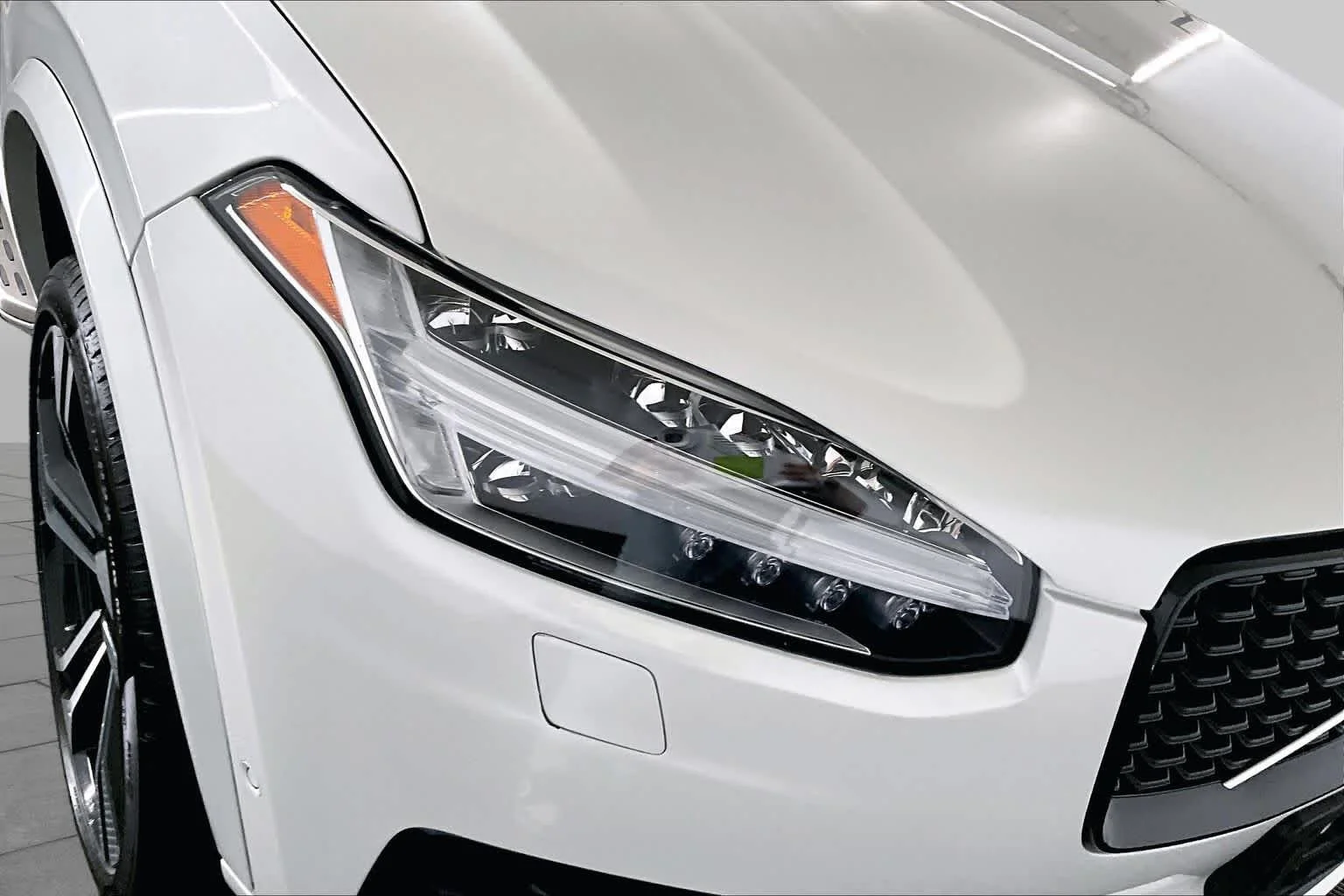 Used 2021 Crystal White Metallic Volvo R-Design image 27