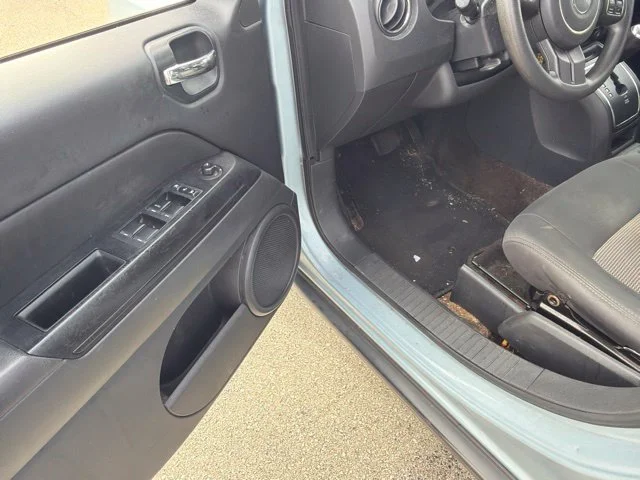 Used 2014 Winter Chill Pearlcoat Jeep Sport image 8