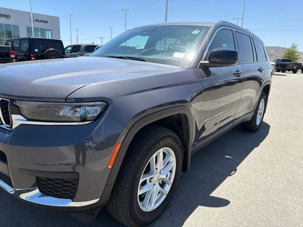 Used 2025 Gray Jeep Laredo X image 10