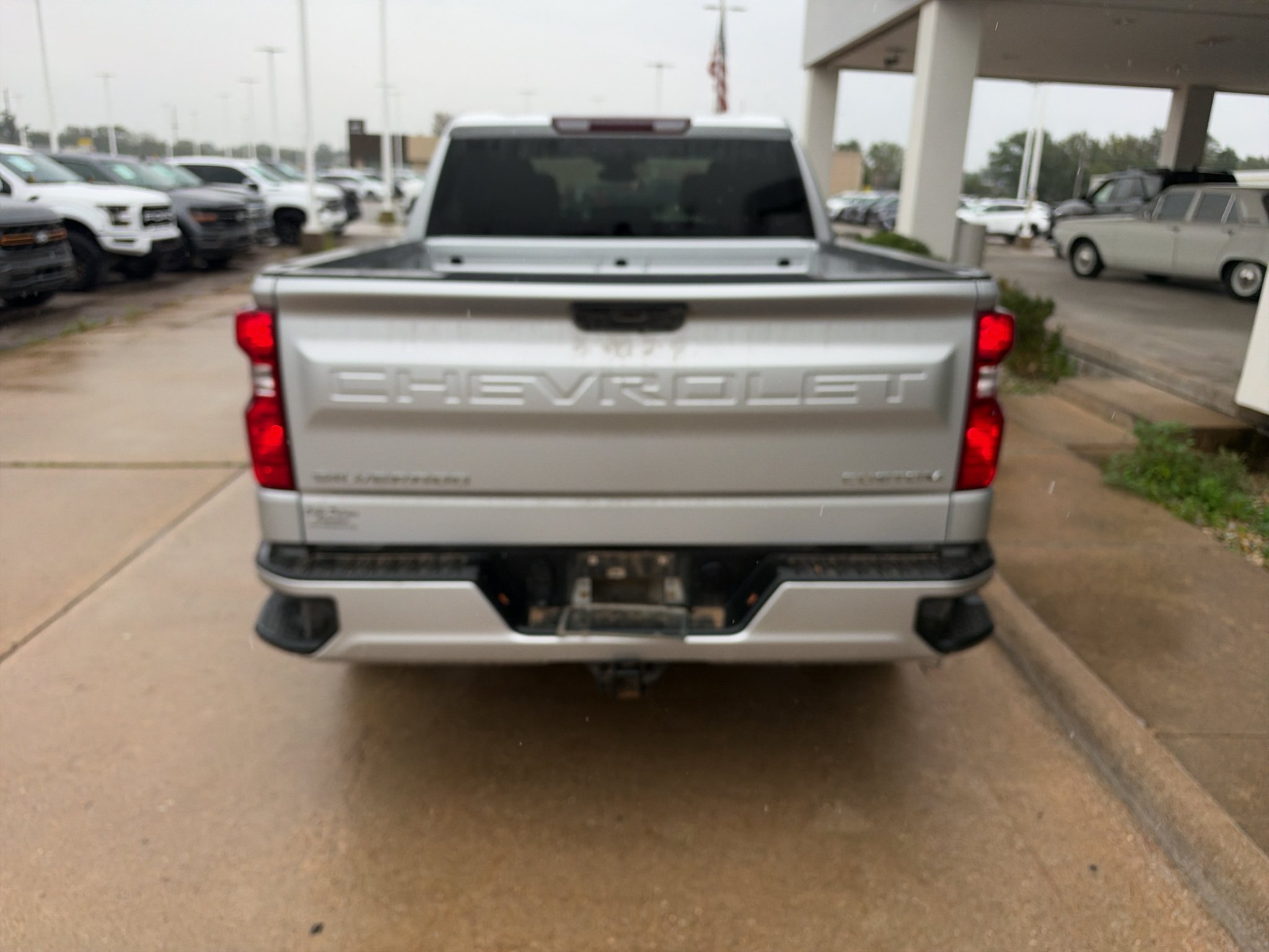 Used 2022 Silver Ice Metallic Chevrolet Custom image 7