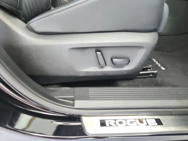 Used 2024 Black Nissan Platinum image 38