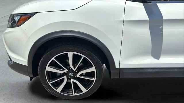Used 2019 White Nissan SL image 34