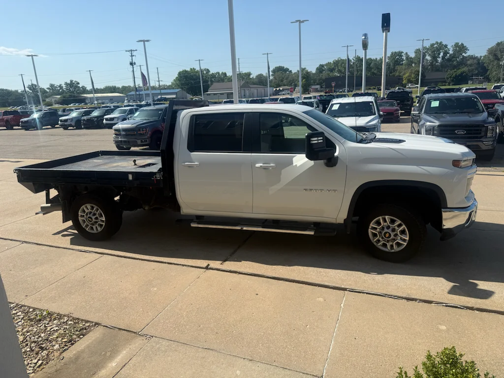 Used 2025 Summit White Chevrolet LT image 11