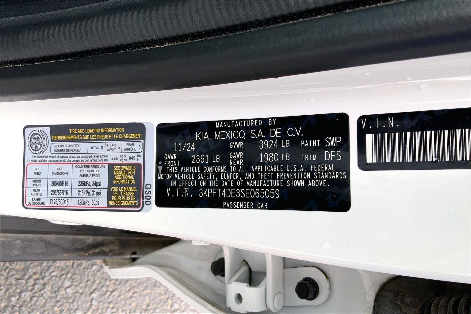 Used 2025 Snow White Pearl Kia LXS image 37