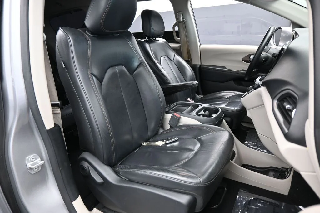 Used 2017 Billet Silver Metallic Clearcoat Chrysler Touring L image 45