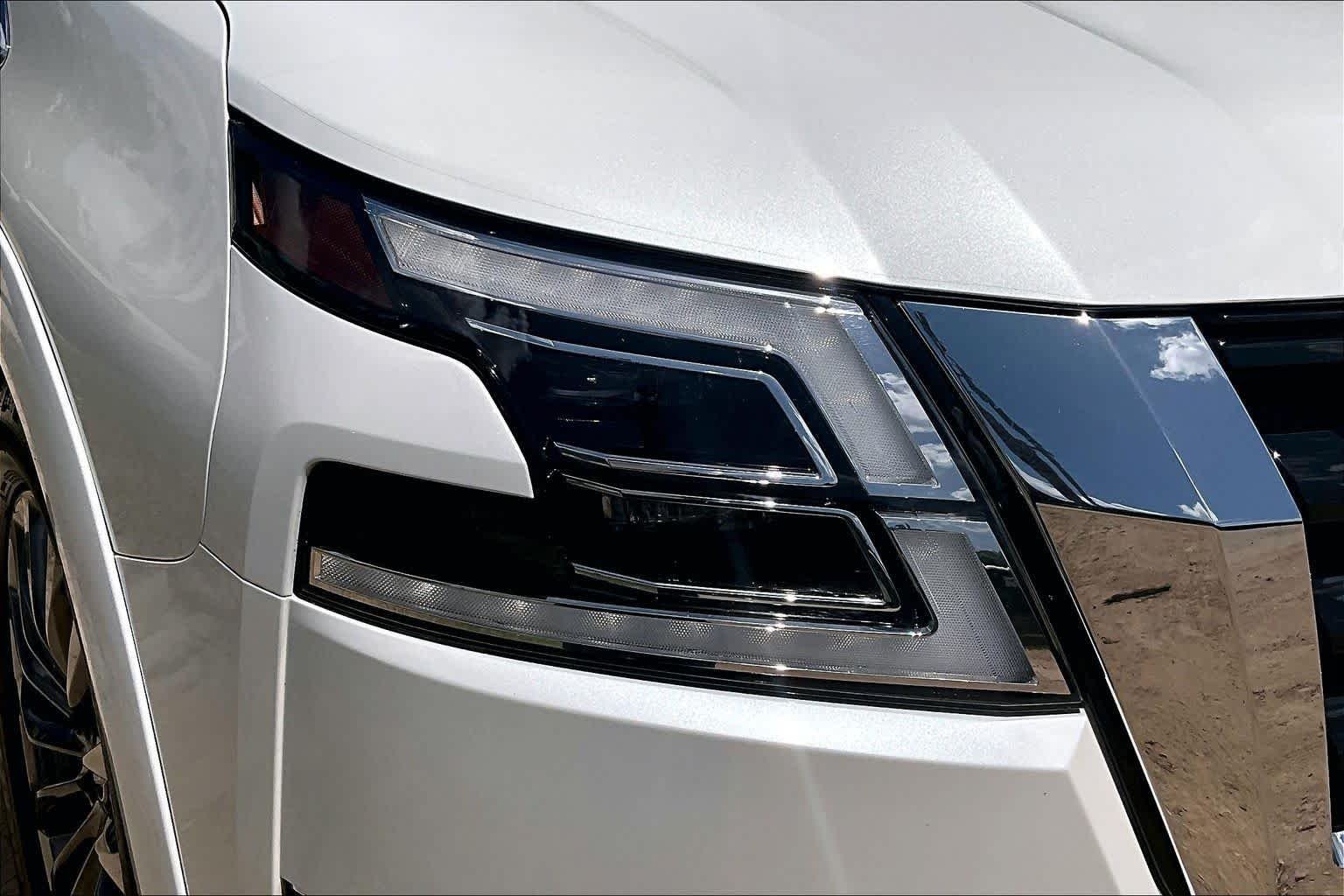 Certified Used 2022 Aspen White TriCoat Pearl Nissan Platinum image 27