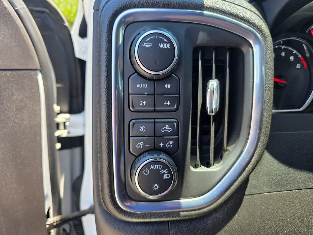 Used 2022 Summit White Chevrolet RST image 16