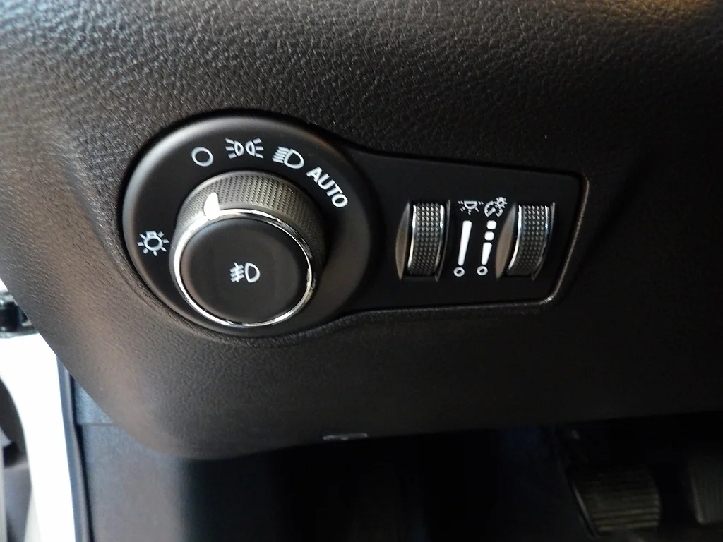 Used 2024 Bright White Clear Coat Jeep Latitude Lux image 28