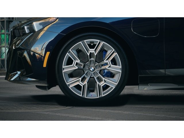 New 2027 Carbon Black Metallic BMW 550e xDrive image 7