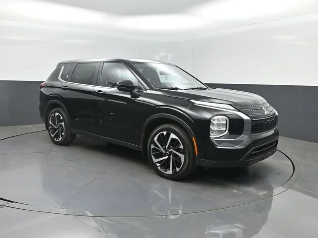 Used 2022 Black Mitsubishi ES image 32