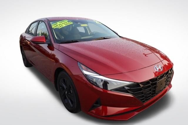 Used 2023 Red Hyundai SEL image 2