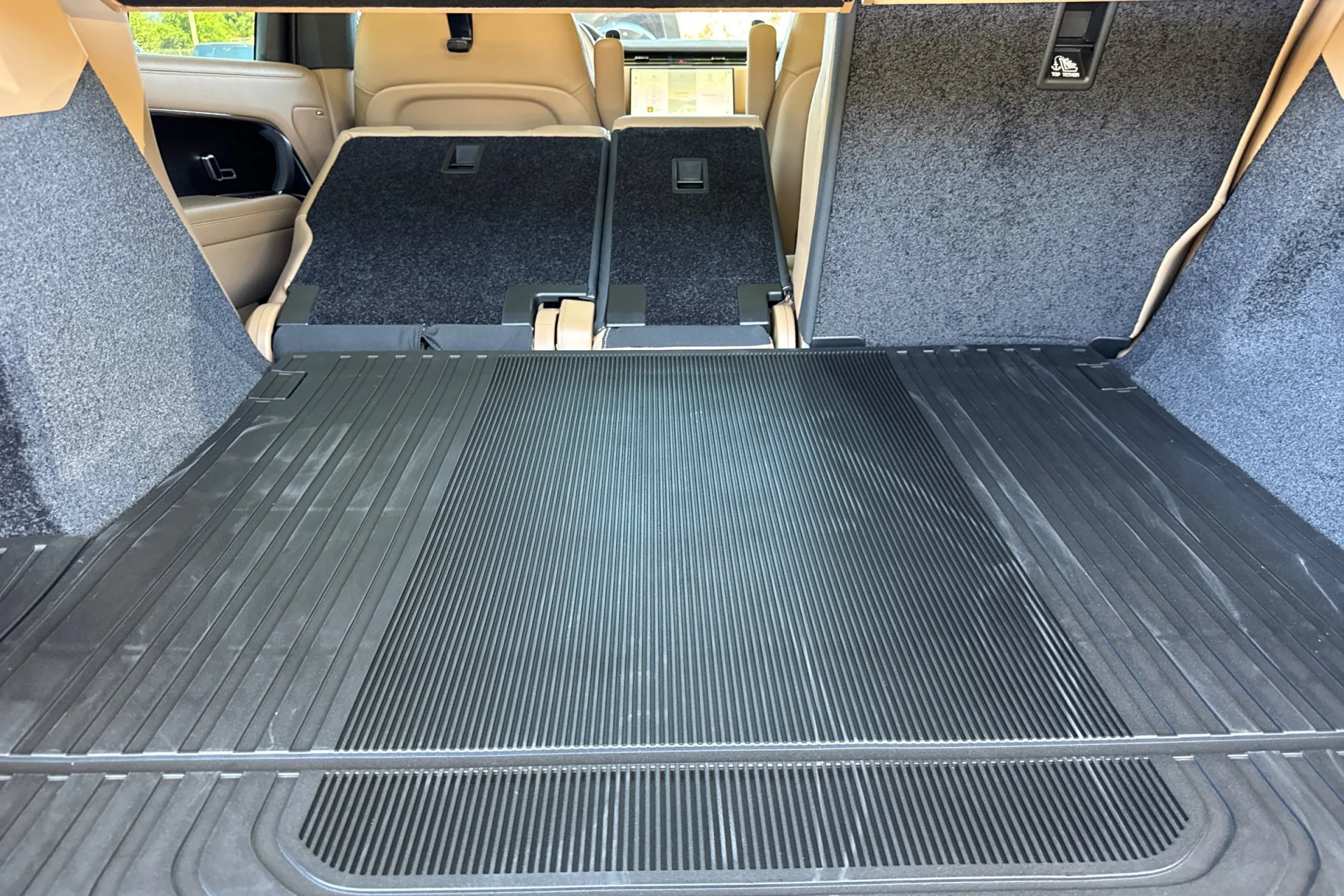 New 2026 Santorini Black Land Rover SE image 17