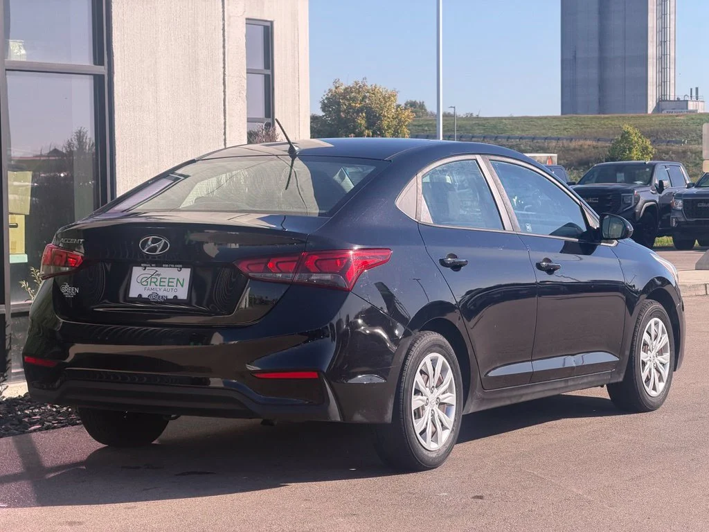 Used 2018 Black Hyundai SE image 5
