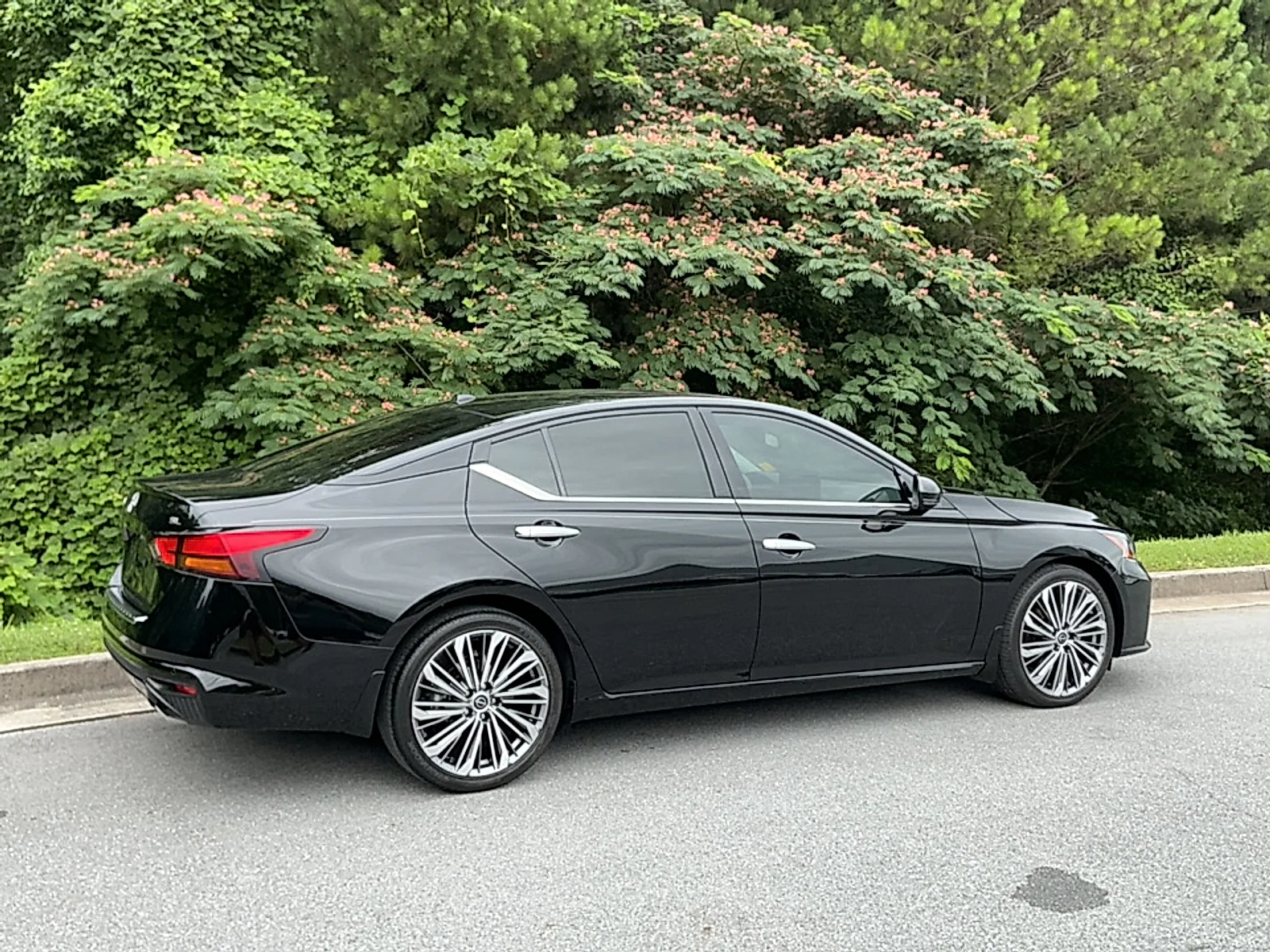 Used 2023 Super Black Nissan SL FWD image 2