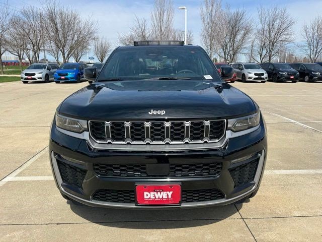 New 2026 Diamond Black Crystal Pearlcoat Jeep Limited image 2