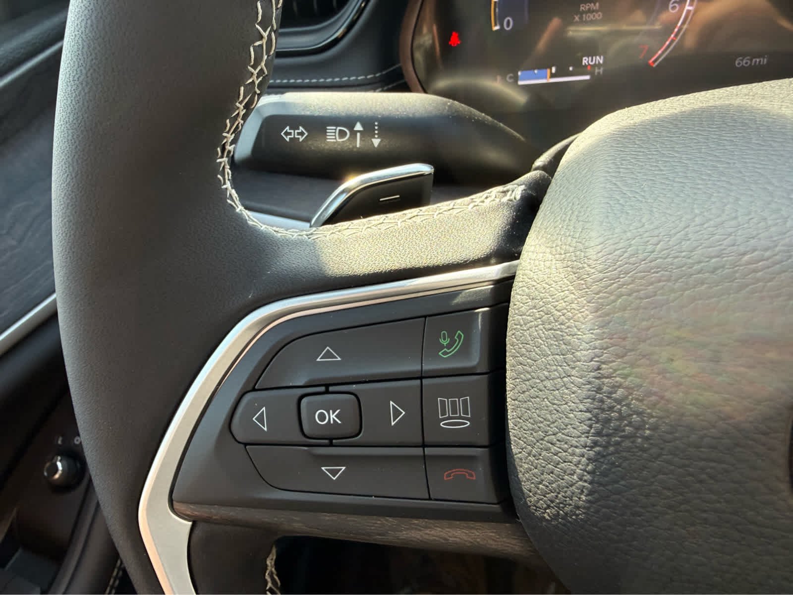 New 2026 Diamond Black Crystal Pearlcoat Jeep Laredo Altitude image 25