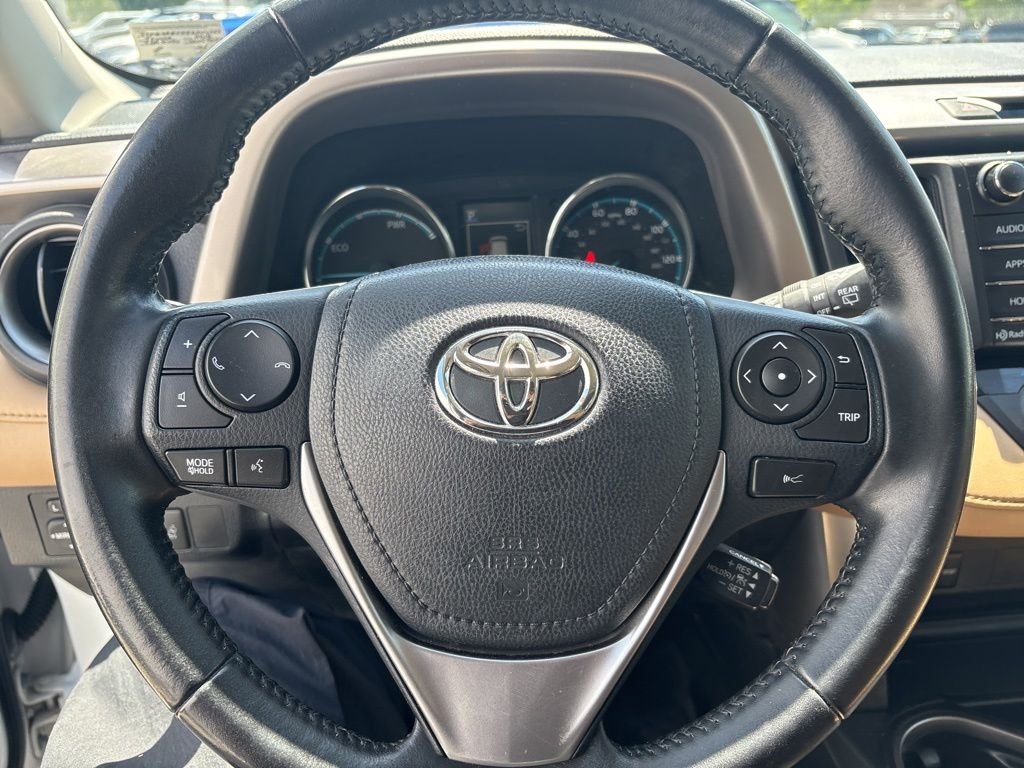Used 2018 White Toyota XLE image 19