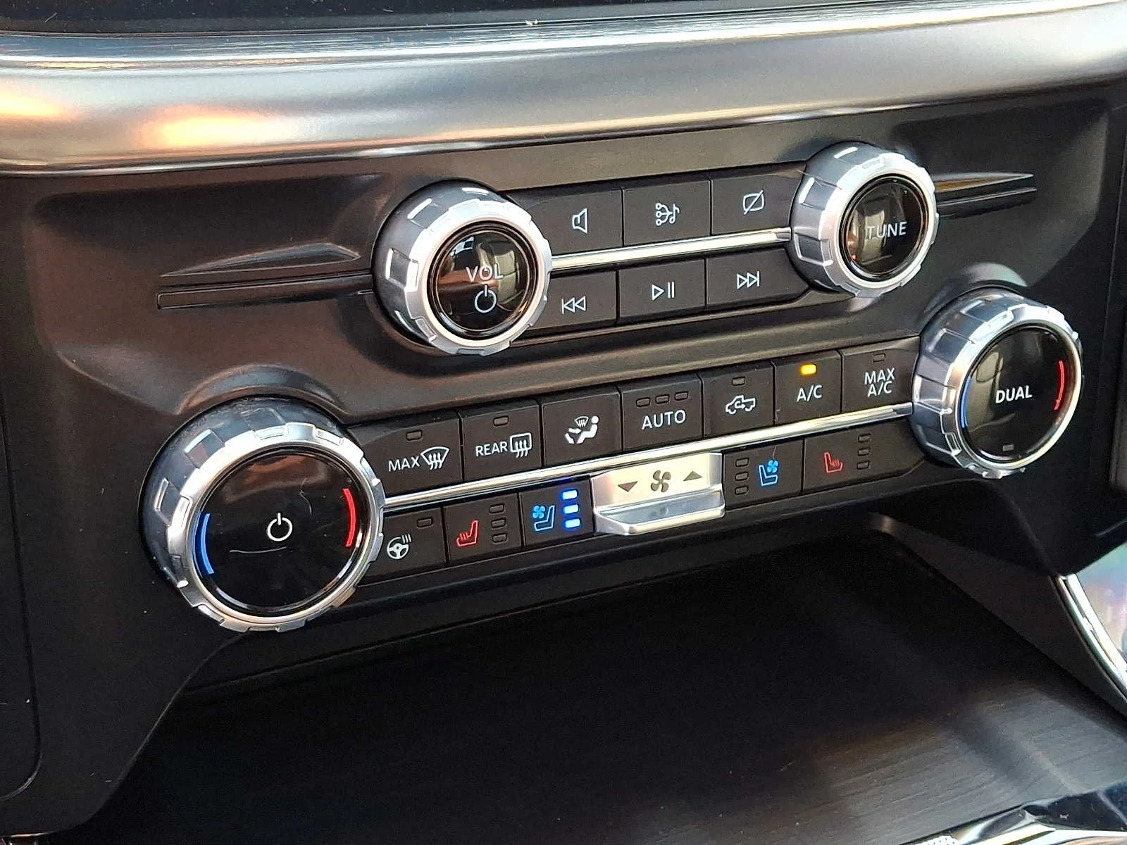 Used 2023 Agate Black Metallic Ford LARIAT image 16