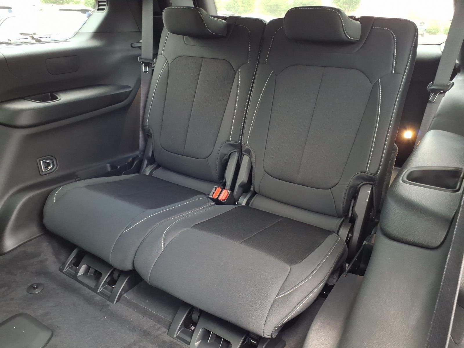 New 2026 Bright White Clear-Coat Exterior Paint Jeep Laredo image 19