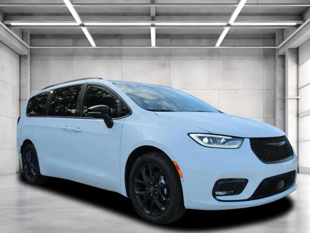 2026 Chrysler Pacifica Select's photo