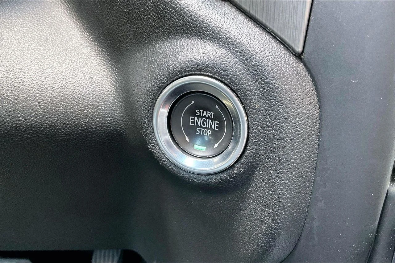 Used 2021 White GMC Denali image 29