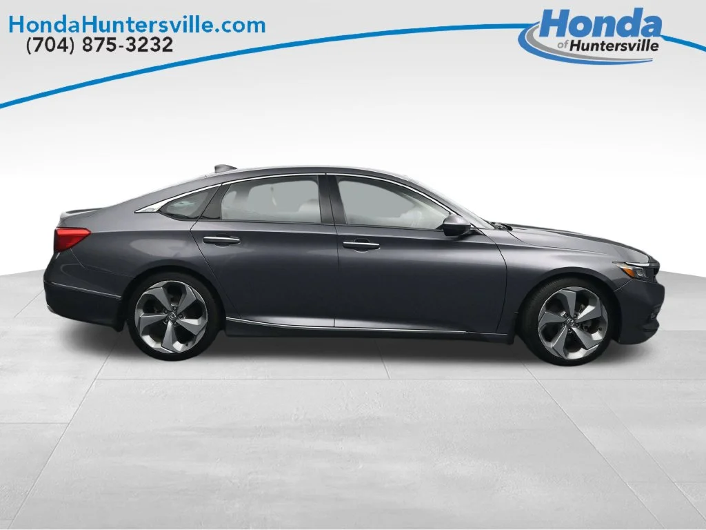 Used 2018 Modern Steel Metallic Honda Touring image 9
