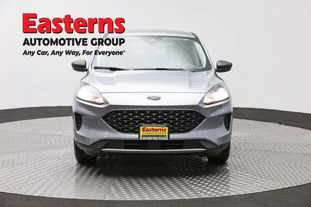 Used 2022 Silver Ford SE image 2