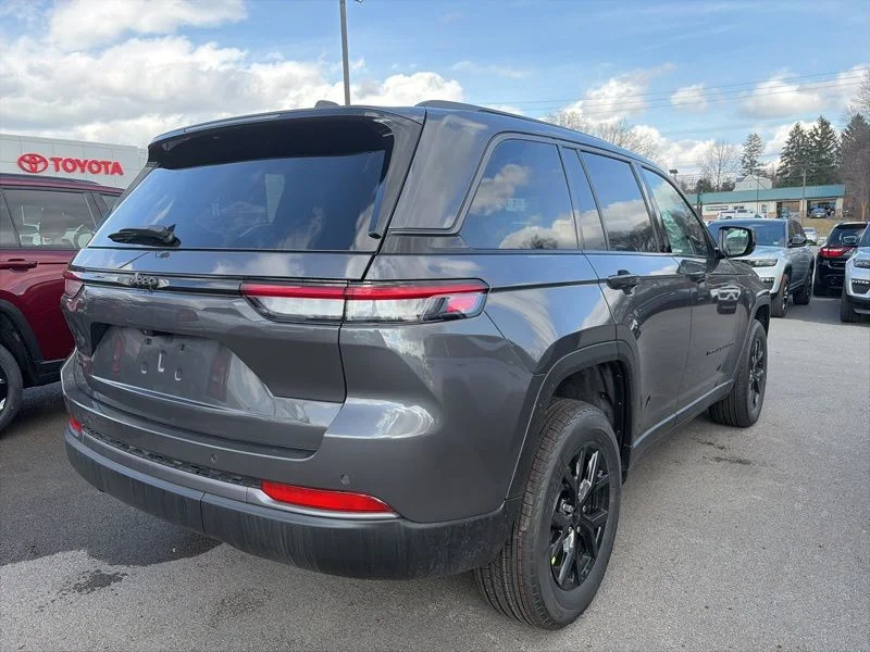 2026 Jeep Grand Cherokee Laredo - Photo 3