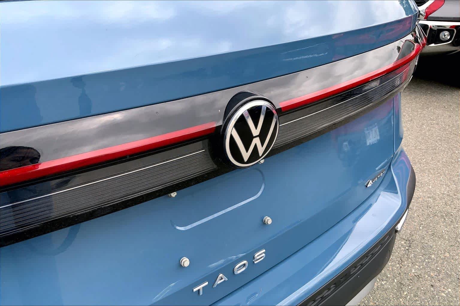 Used 2025 Monterey Blue Pearl Volkswagen SE image 31