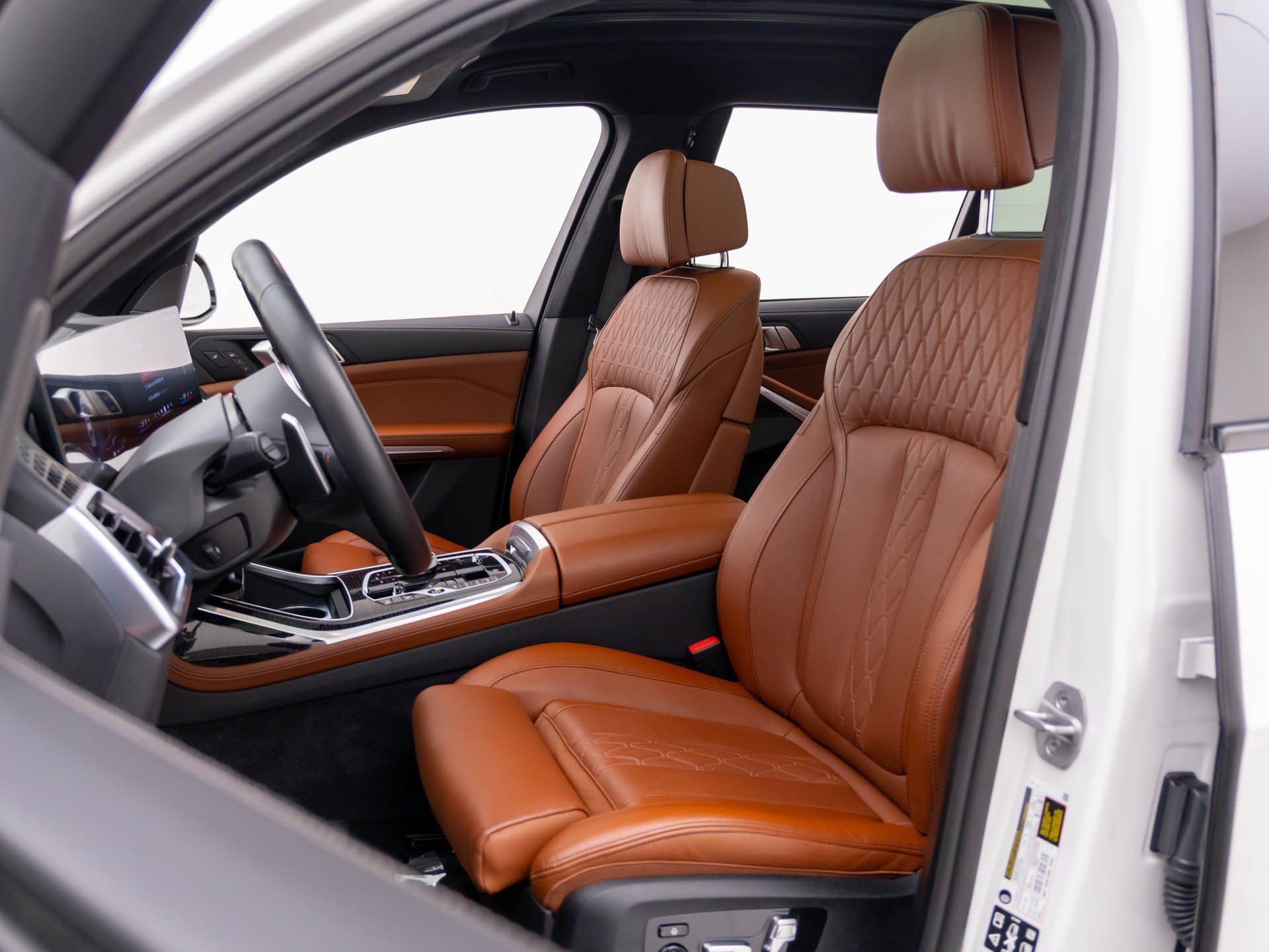 Certified Used 2026 Mineral White Metallic BMW M60i image 17