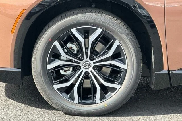 2025 Toyota Crown Signia XLE - Photo 18