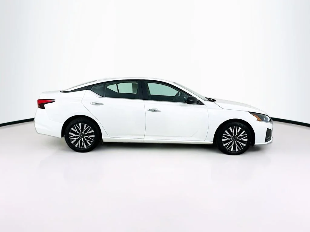Used 2025 White Nissan 2.5 SV image 8