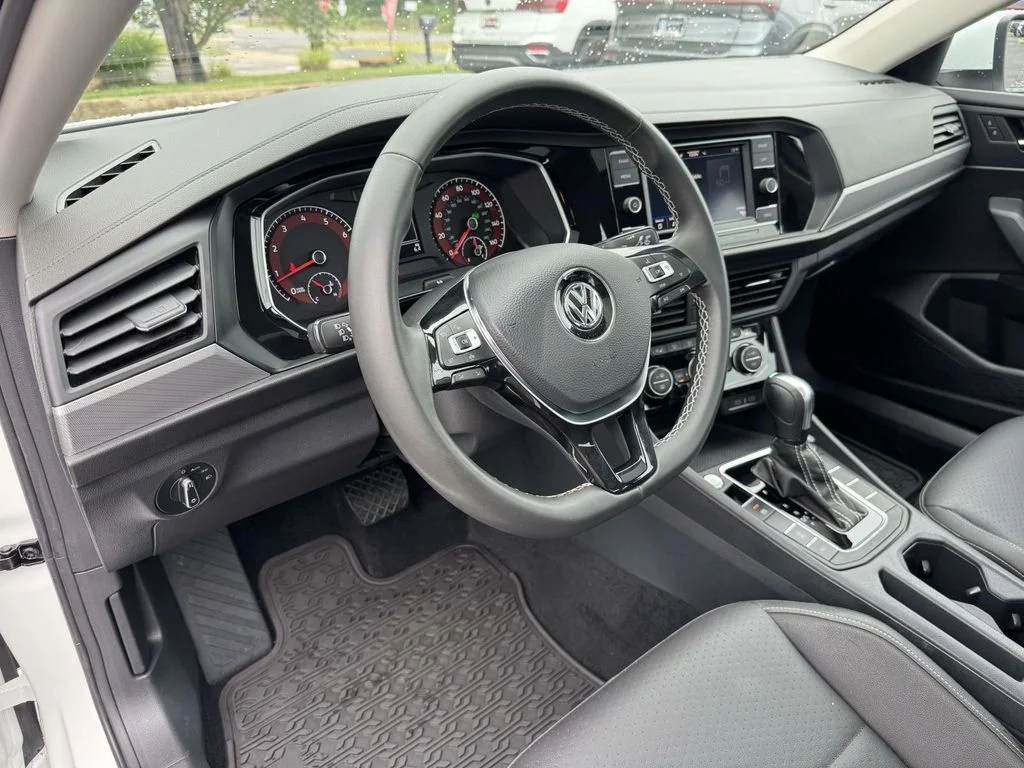 Used 2021 White Volkswagen 1.4T SE image 2