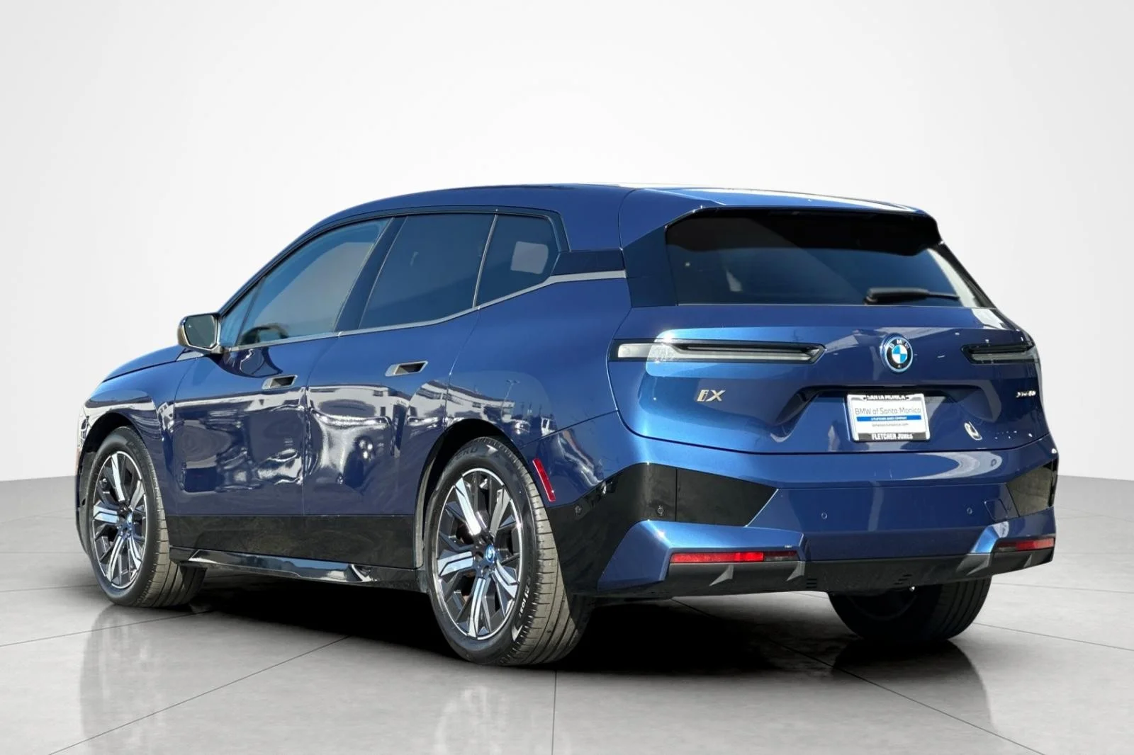 Used 2022 Phytonic Blue Metallic BMW xDrive50 image 3