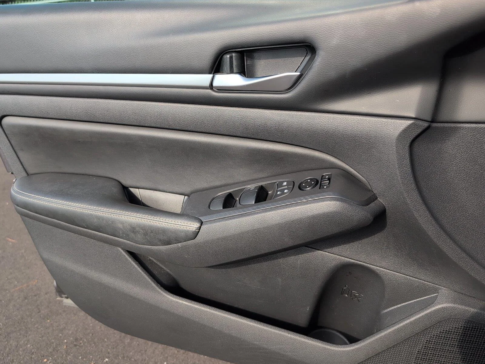 Used 2022 Gun Metallic Nissan 2.5 SV image 15